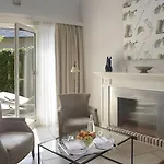 Отель Les Manoirs De Tourgeville Довиль