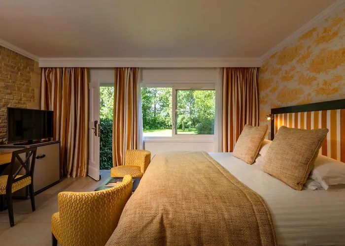 Отель Les Manoirs De Tourgeville 4*